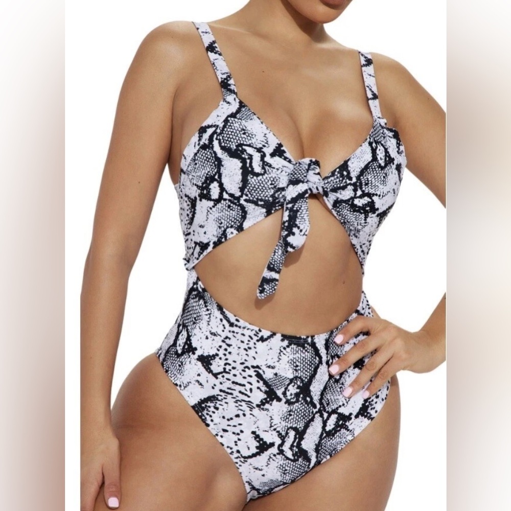 Be Wicked-Looking At Me 1 Piece Swimsuit-Size: Large-Color: Black/White-NEW!!